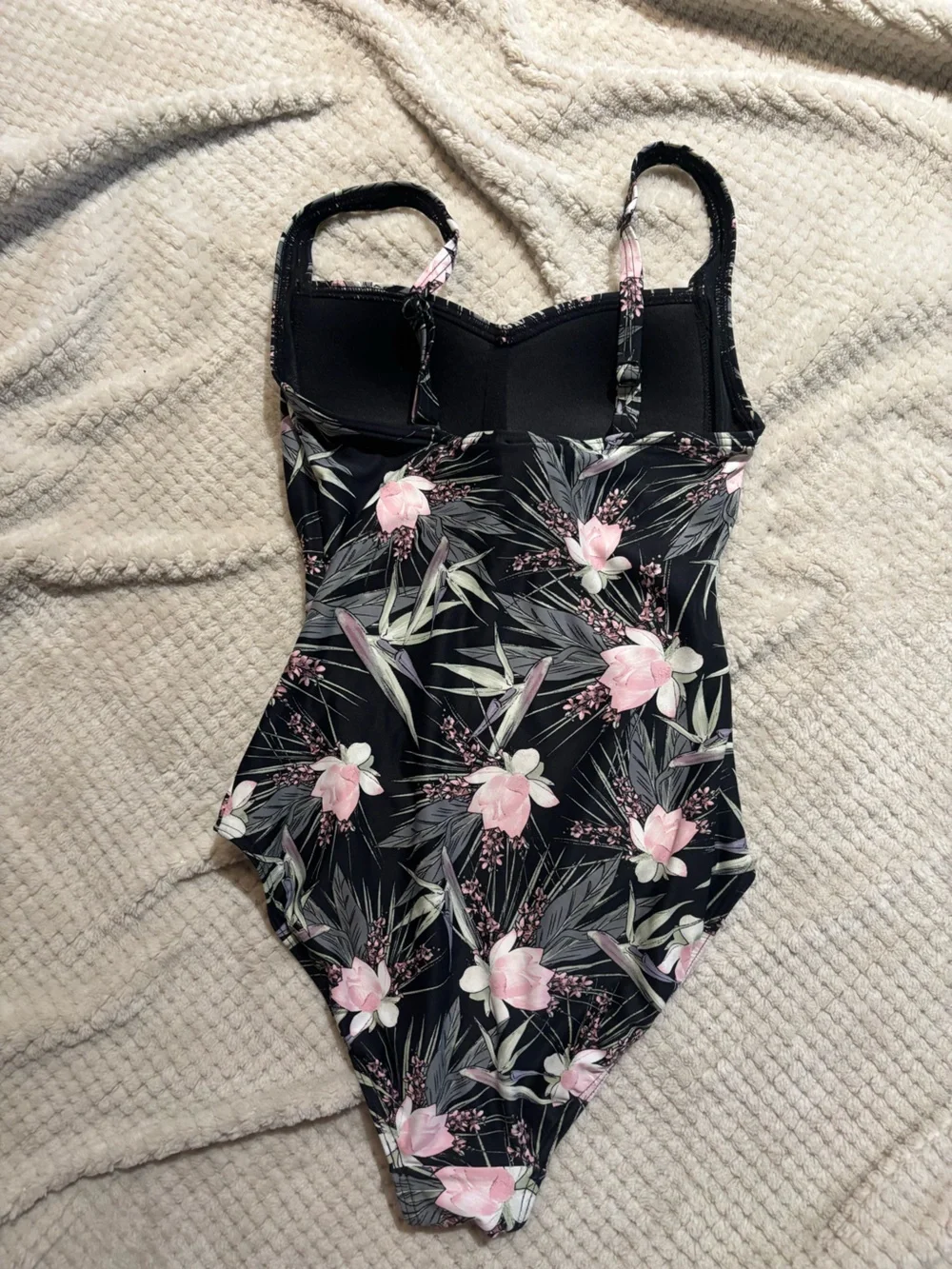 Nip Tuck Floral Twist One-Piece Swimsuit EUC Size 4 - Tummy control, flattering